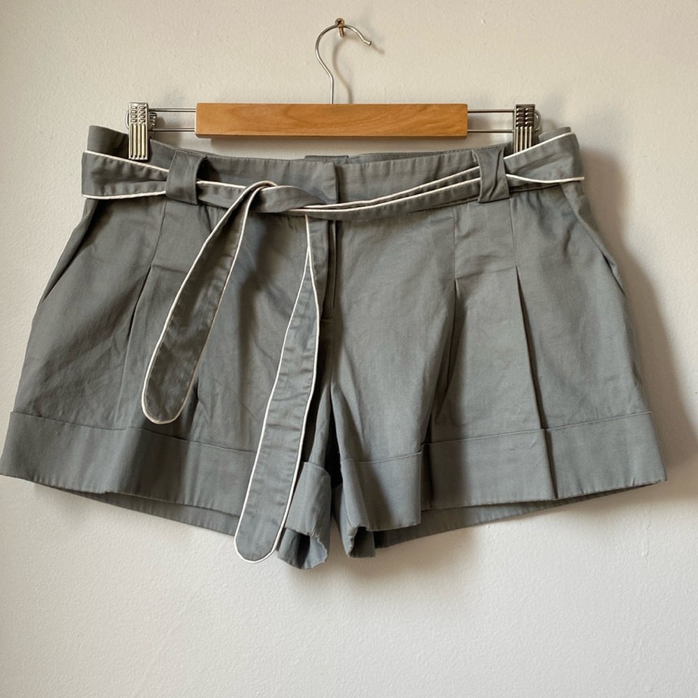 Arden B women’s shorts, cotton blend with belt and pockets. Gray with white, 8